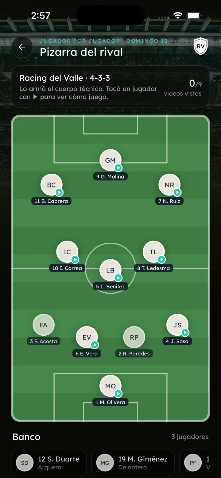 App del jugador: el once rival en la pizarra, con un video de cada jugador